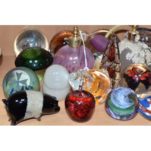 348 - A COLLECTION OF PAPERWEIGHTS AND DECORATIVE GLASSWARE, to include a Selkirk Glass limited edition Fi... 