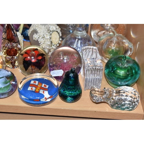 348 - A COLLECTION OF PAPERWEIGHTS AND DECORATIVE GLASSWARE, to include a Selkirk Glass limited edition Fi... 