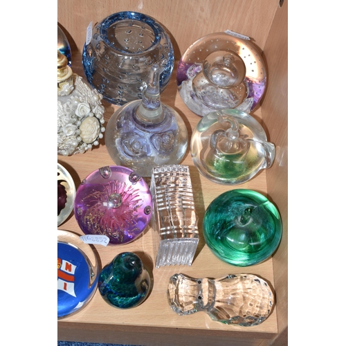 348 - A COLLECTION OF PAPERWEIGHTS AND DECORATIVE GLASSWARE, to include a Selkirk Glass limited edition Fi... 