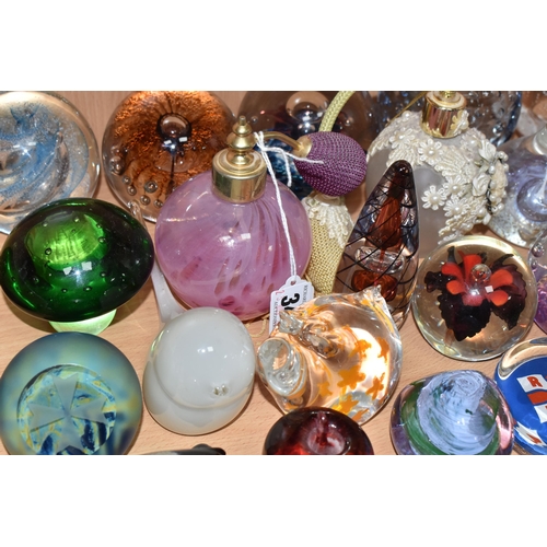 348 - A COLLECTION OF PAPERWEIGHTS AND DECORATIVE GLASSWARE, to include a Selkirk Glass limited edition Fi... 