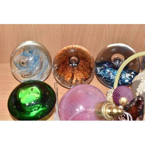 348 - A COLLECTION OF PAPERWEIGHTS AND DECORATIVE GLASSWARE, to include a Selkirk Glass limited edition Fi... 