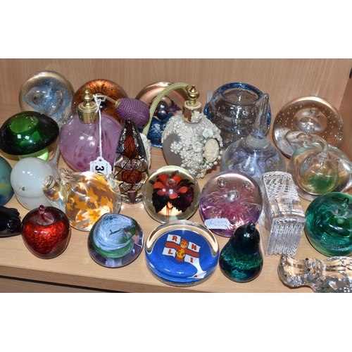 348 - A COLLECTION OF PAPERWEIGHTS AND DECORATIVE GLASSWARE, to include a Selkirk Glass limited edition Fi... 