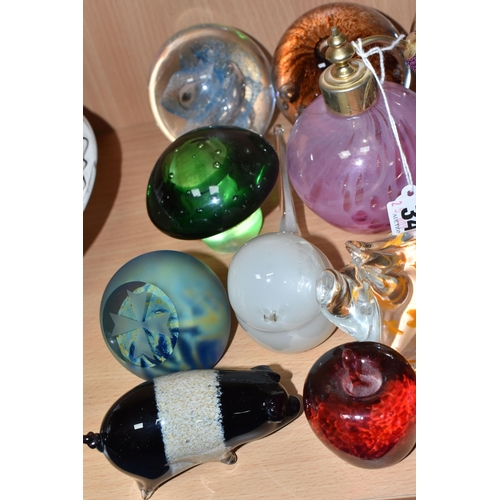 348 - A COLLECTION OF PAPERWEIGHTS AND DECORATIVE GLASSWARE, to include a Selkirk Glass limited edition Fi... 