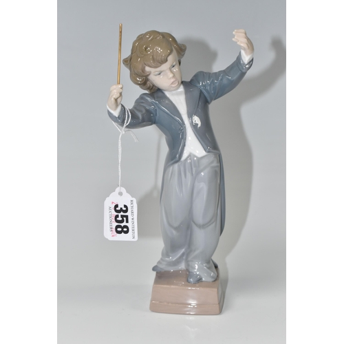 358 - A LLADRO 'LITTLE MAESTRO' FIGURE, depicting a young conductor, model no 6349, sculptor Juan Huerta, ... 