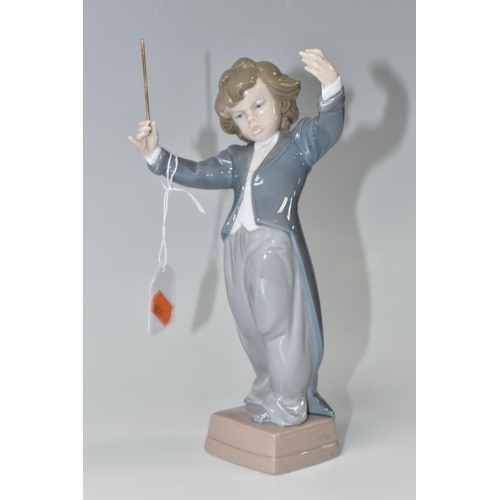 358 - A LLADRO 'LITTLE MAESTRO' FIGURE, depicting a young conductor, model no 6349, sculptor Juan Huerta, ... 