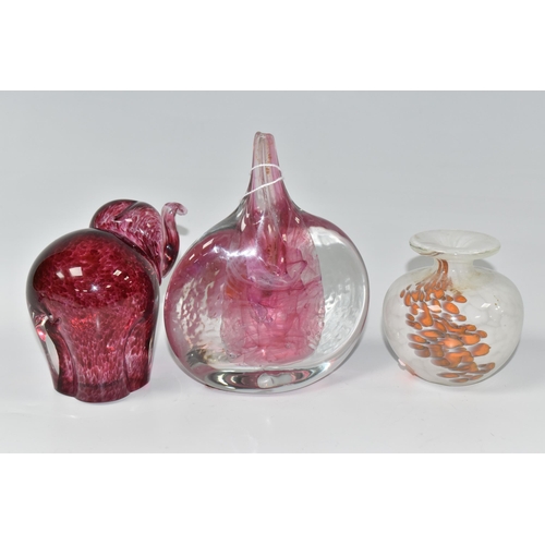 366 - A GROUP OF THREE DECORATIVE GLASS ITEM, to include isle of white glass lollipop vase, multi coloured... 