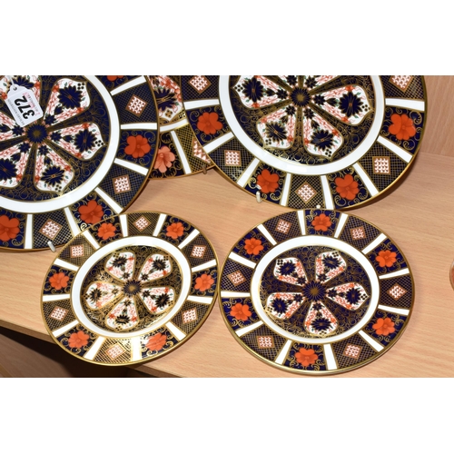 372 - FIVE ROYAL CROWN DERBY OLD IMARI PLATES PATTERN NO 1128, comprising of a dinner plate 26cm, two sala... 