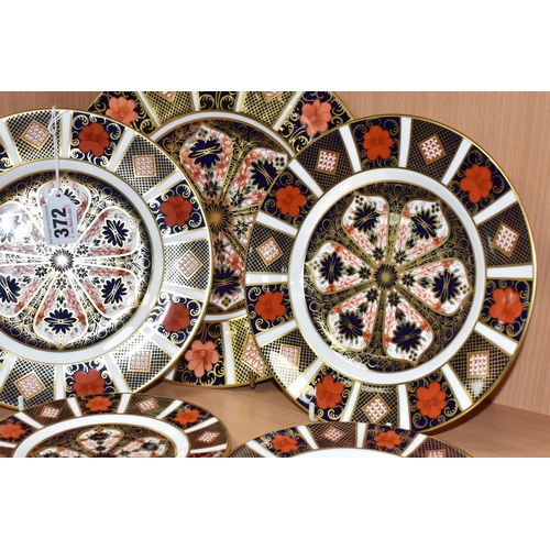 372 - FIVE ROYAL CROWN DERBY OLD IMARI PLATES PATTERN NO 1128, comprising of a dinner plate 26cm, two sala... 