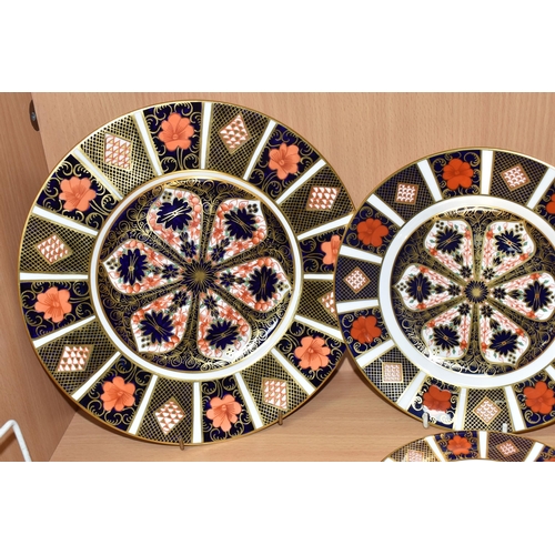 372 - FIVE ROYAL CROWN DERBY OLD IMARI PLATES PATTERN NO 1128, comprising of a dinner plate 26cm, two sala... 