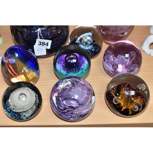 384 - A GROUP OF DECORATIVE GLASS PAPERWEIGHTS AND BOWLS, comprising of a limited edition 109/500 Selkirk ... 