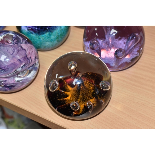 384 - A GROUP OF DECORATIVE GLASS PAPERWEIGHTS AND BOWLS, comprising of a limited edition 109/500 Selkirk ... 