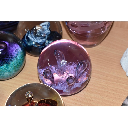 384 - A GROUP OF DECORATIVE GLASS PAPERWEIGHTS AND BOWLS, comprising of a limited edition 109/500 Selkirk ... 