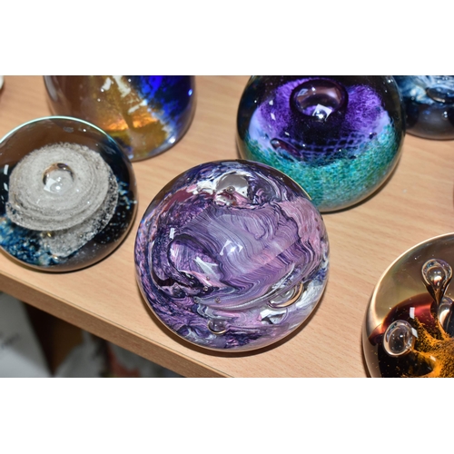 384 - A GROUP OF DECORATIVE GLASS PAPERWEIGHTS AND BOWLS, comprising of a limited edition 109/500 Selkirk ... 