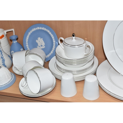 388 - A COLLECTION OF WEDGWOOD, comprising a Vera Wang dinnerware 'Blanc sur Blanc' design four dinner pla... 