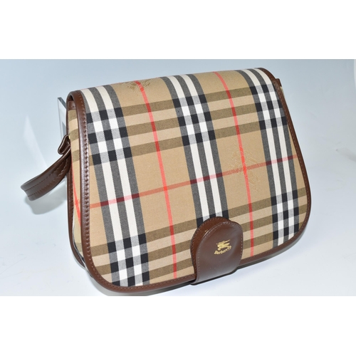 450 - A BURBERRY 'NOVA CHECK' HANDBAG, with adjustable shoulder strap and inner zipped compartment, in the... 