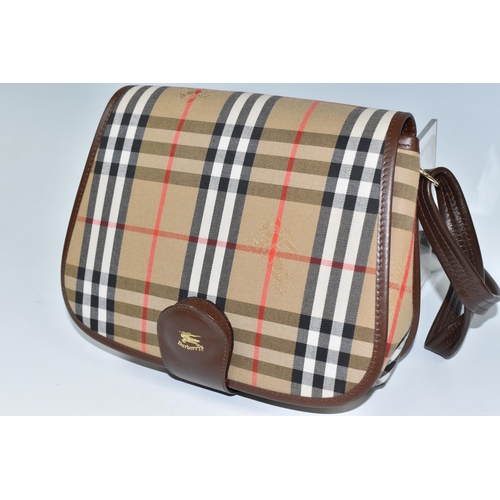 450 - A BURBERRY 'NOVA CHECK' HANDBAG, with adjustable shoulder strap and inner zipped compartment, in the... 