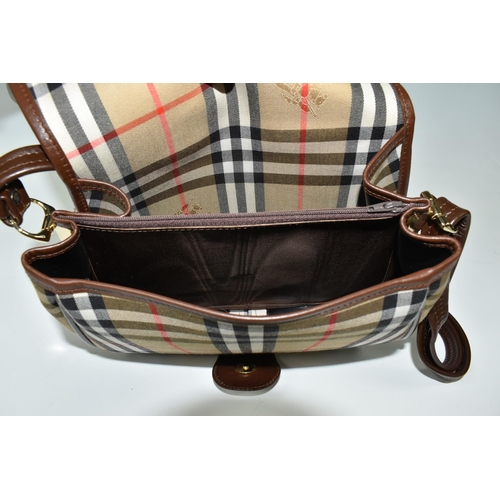 450 - A BURBERRY 'NOVA CHECK' HANDBAG, with adjustable shoulder strap and inner zipped compartment, in the... 