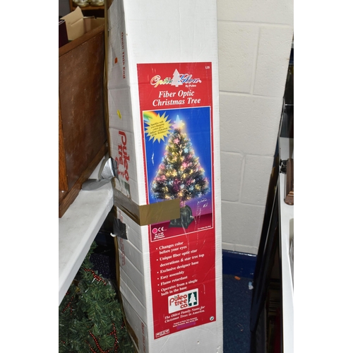 462 - THREE BOXES OF CHRISTMAS DECORATIONS AND A BOXED CHRISTMAS TREE, to include a boxed 'Optic Glow' fib... 