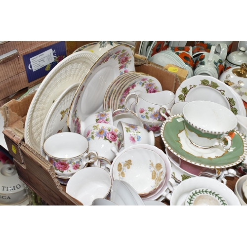 474 - FOUR BOXES AND LOOSE CERAMICS, to include six Royal Doulton 'Fairfax' pattern dinner plates, six 'Fo... 