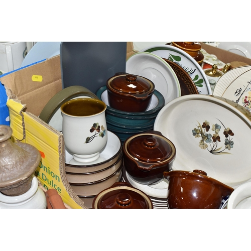 476 - SEVEN BOXES OF CERAMIC DINNERWARE AND DECORATIVE ITEMS, to include Wedgwood 'Signet Gold' dinnerware... 