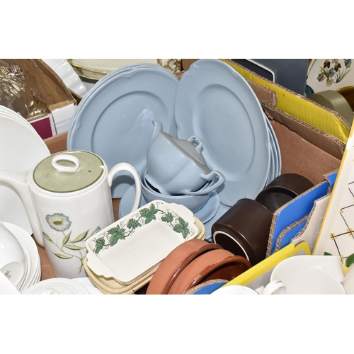 476 - SEVEN BOXES OF CERAMIC DINNERWARE AND DECORATIVE ITEMS, to include Wedgwood 'Signet Gold' dinnerware... 