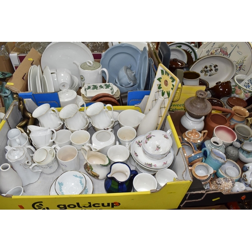 476 - SEVEN BOXES OF CERAMIC DINNERWARE AND DECORATIVE ITEMS, to include Wedgwood 'Signet Gold' dinnerware... 