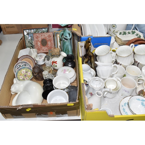 476 - SEVEN BOXES OF CERAMIC DINNERWARE AND DECORATIVE ITEMS, to include Wedgwood 'Signet Gold' dinnerware... 