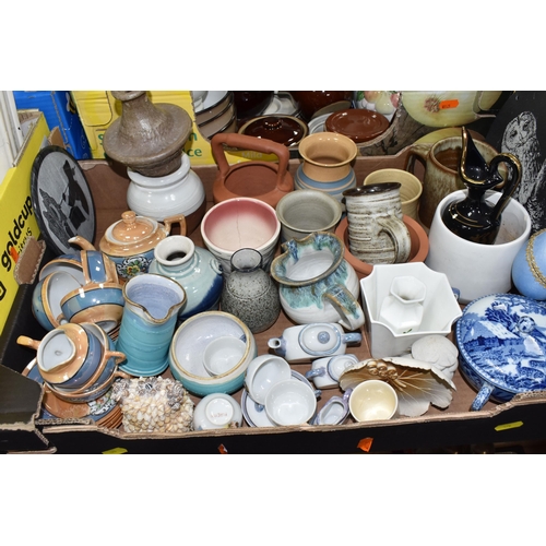 476 - SEVEN BOXES OF CERAMIC DINNERWARE AND DECORATIVE ITEMS, to include Wedgwood 'Signet Gold' dinnerware... 