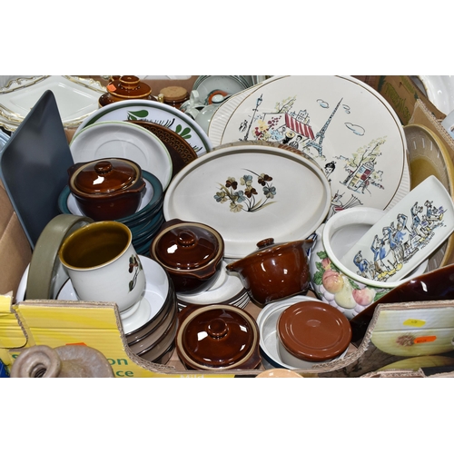 476 - SEVEN BOXES OF CERAMIC DINNERWARE AND DECORATIVE ITEMS, to include Wedgwood 'Signet Gold' dinnerware... 