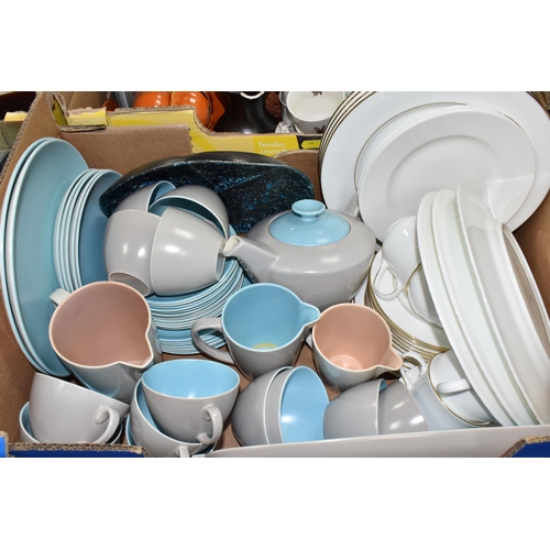 476 - SEVEN BOXES OF CERAMIC DINNERWARE AND DECORATIVE ITEMS, to include Wedgwood 'Signet Gold' dinnerware... 