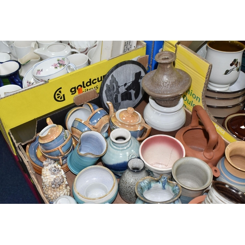 476 - SEVEN BOXES OF CERAMIC DINNERWARE AND DECORATIVE ITEMS, to include Wedgwood 'Signet Gold' dinnerware... 