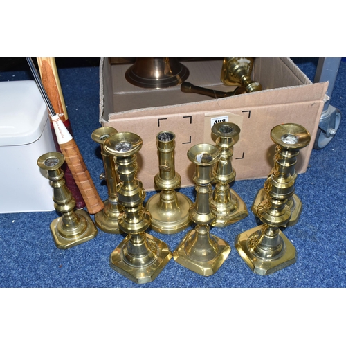 488 - A BOX AND LOOSE METALWARE, VIOLIN AND SUNDRY ITEMS, to include seventeen brass candlesticks of varyi... 