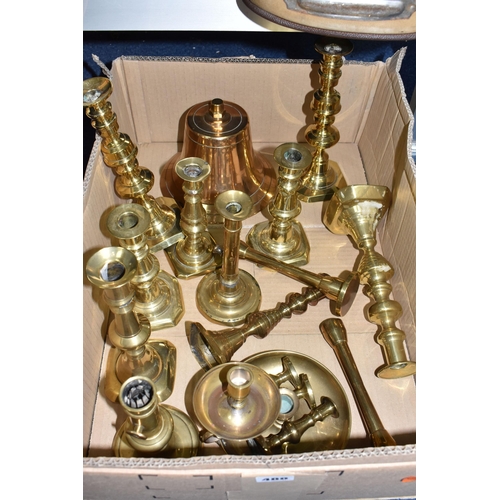 488 - A BOX AND LOOSE METALWARE, VIOLIN AND SUNDRY ITEMS, to include seventeen brass candlesticks of varyi... 