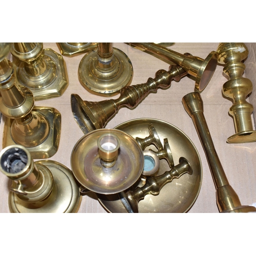 488 - A BOX AND LOOSE METALWARE, VIOLIN AND SUNDRY ITEMS, to include seventeen brass candlesticks of varyi... 