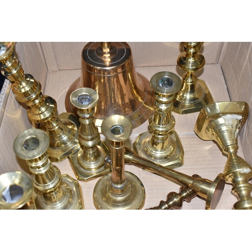 488 - A BOX AND LOOSE METALWARE, VIOLIN AND SUNDRY ITEMS, to include seventeen brass candlesticks of varyi... 