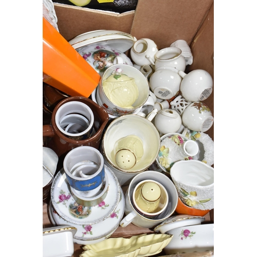 496 - THREE BOXES AND LOOSE DECORATIVE ITEMS to include four Victoria and Albert Museum mugs, a large quan... 