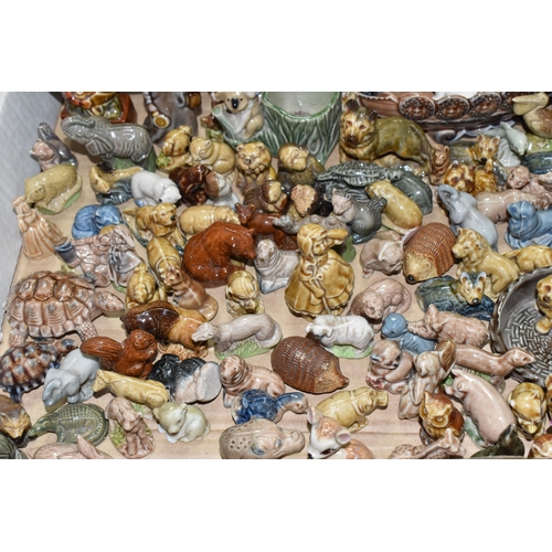 509 - ONE TRAY OF WADE WHIMSIES AND FIGURES, to include a boxed Treasure Chest, nine Nursery Favourites se... 