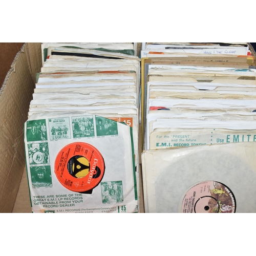 512 - ONE BOX OF 45RPM SINGLE VINYL RECORDS, approximately two hundred records, artists include T.Rex, Suz... 