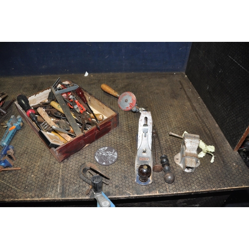 1072 - A TRAY CONTAINING TOOLS AND A FOLDING WORKBENCH including a Record No.3 plane, a Black and Decker ji... 