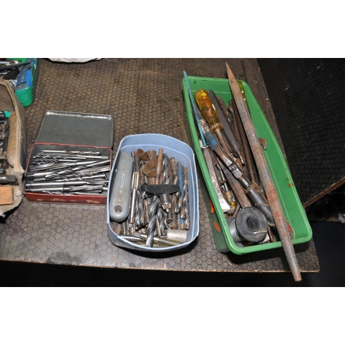 1073 - A COLLECTION OF HAND TOOLS AND ACCESSORIES, including a vintage Green coat corner clamp, a Warrior I... 