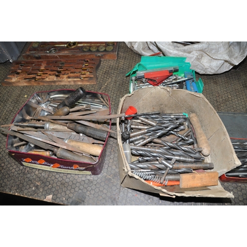 1073 - A COLLECTION OF HAND TOOLS AND ACCESSORIES, including a vintage Green coat corner clamp, a Warrior I... 