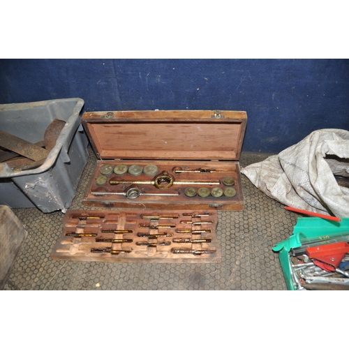 1073 - A COLLECTION OF HAND TOOLS AND ACCESSORIES, including a vintage Green coat corner clamp, a Warrior I... 