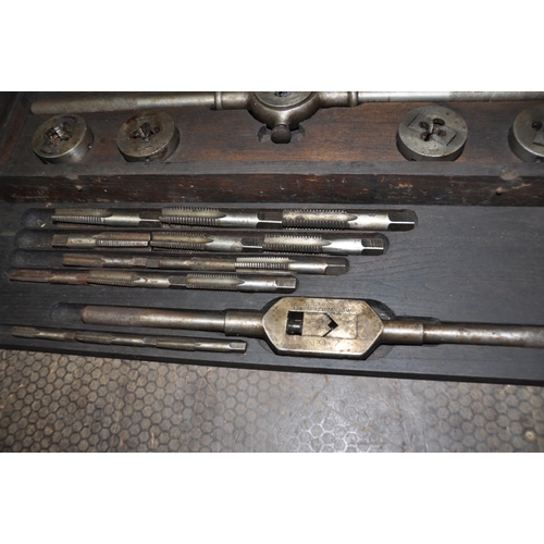 1075 - A VINTAGE 'LITTLE GIANT' No.104 IMPERIAL TAP AND DIE SET IN A WOODEN CASE (appears to be complete)