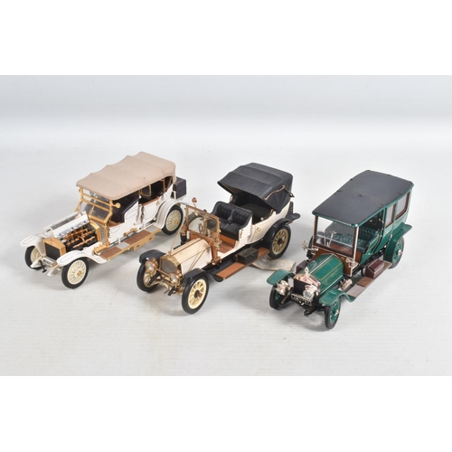 70 - A COLLECTION OF UNBOXED FRANKLIN MINT 1:24 SCALE DIECAST MODEL VEHICLES, to include 1932 Cadillac V-... 