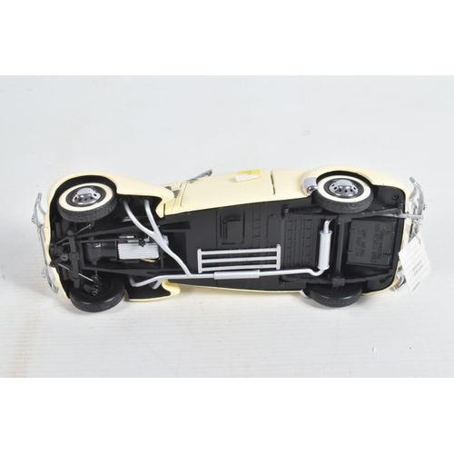 87 - A COLLECTION OF 1:24 SCALE FRANKLIN MINT DIECAST PRECISION MODEL CARS, to include 2 boxed models, a ... 