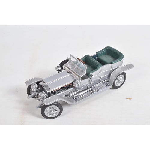 87 - A COLLECTION OF 1:24 SCALE FRANKLIN MINT DIECAST PRECISION MODEL CARS, to include 2 boxed models, a ... 