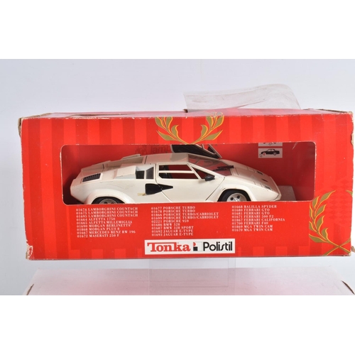 90 - A COLLECTION OF BOXED AND UNBOXED 1:18 SCALE DIECAST MODEL  VEHICLES, to include 4 unboxed models, a... 