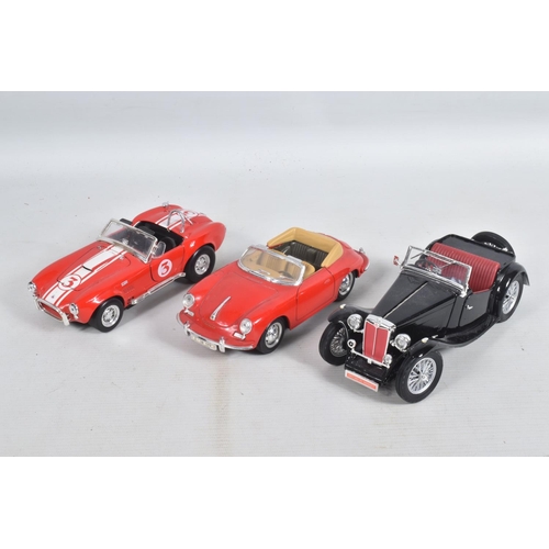 118 - A COLLECTION OF UNBOXED VARIOUS SCALE DIECAST MODLE CARS, to include coupes, convertibles ranging fr... 