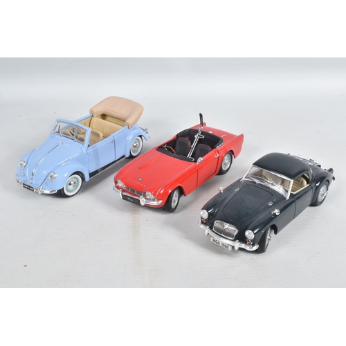 118 - A COLLECTION OF UNBOXED VARIOUS SCALE DIECAST MODLE CARS, to include coupes, convertibles ranging fr... 