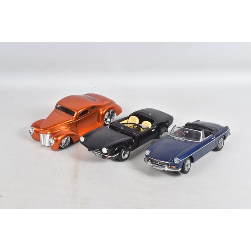 118 - A COLLECTION OF UNBOXED VARIOUS SCALE DIECAST MODLE CARS, to include coupes, convertibles ranging fr... 